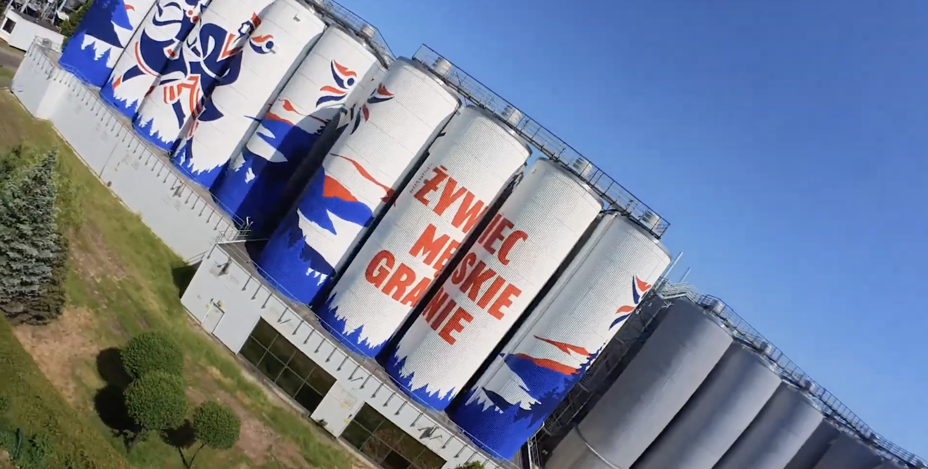 Mural akcji Męskie Granie na silosach Żywca widziany z drona